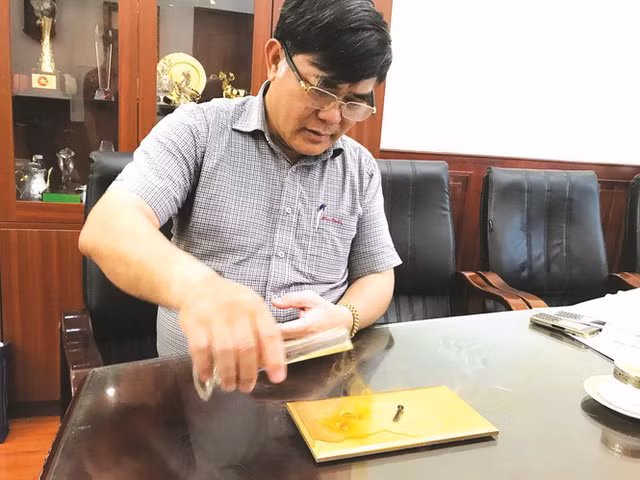 Phát biểu trên truyền thông, ông Đường cho biết, cách đây gần 20 năm vào dịp thăm Tòa tháp Empire State ở New York, ông Đường mê mẩn những cánh cửa thang máy mạ vàng tại đây và quyết định sẽ mạ vàng cho thang máy của Toà tháp đôi Hoà Bình đường Hoàng Quốc Việt (Hà Nội).