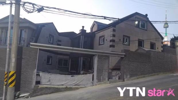 Không rõ Bi Rain đã mua ngôi nhà này với giá bao nhiêu, nhưng theo giá nhà đất hiện tại của bộ giao thông đường bộ, bất động sản này có giá ít nhất 5 tỷ won (khoảng 101,5 tỷ đồng). Ảnh: Sporbiz.