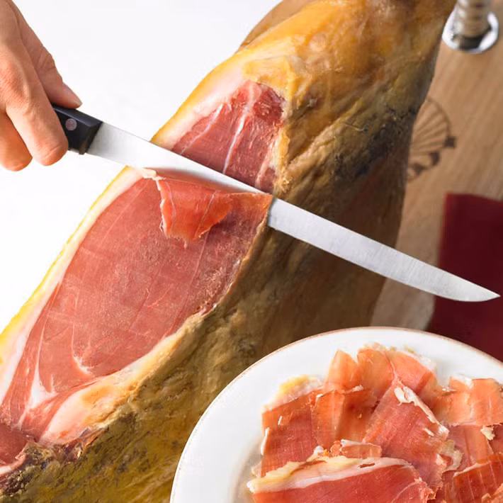 Đặc biệt, nhiều cửa hàng tại Việt Nam nhập khẩu món thịt lợn muối Iberico về bán với giá trung bình khoảng 2,5-3,5 triệu đồng/kg. Ảnh: Wineandfood.