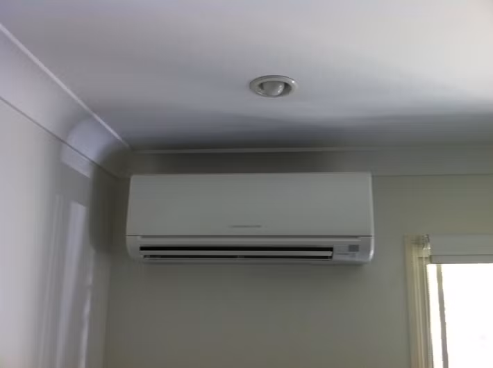 Hãy chắc chắn rằng căn phòng được đóng kín khi bật điều hòa để không làm thất thoát hơi lạnh vì máy sẽ phải làm việc nhiều hơn với công suất lớn hơn. Ngoài ra, hãy treo thêm rèm cửa nếu như phòng đang hứng nắng trực tiếp.