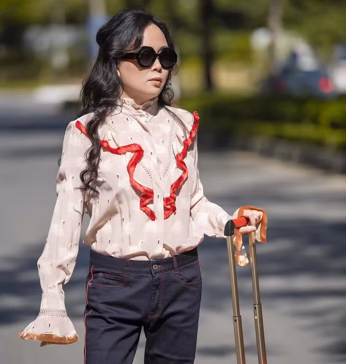 Được biết đến là nữ doanh nhân nghiện hàng hiệu của showbiz Việt nhưng Phượng Chanel ít khi mặc đồ hiệu mà toát lên vẻ sang chảnh. Ảnh: 2sao.