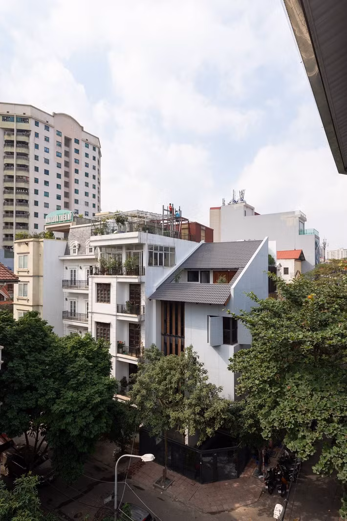 Nằm tại góc ngã tư của một khu phố ở Hà Nội, Corner House là công trình cải tạo lại từ một ngôi nhà cũ.