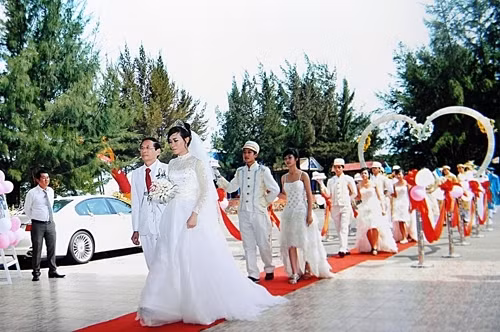 Không những thế, phần sính lễ cho nhà gái trị giá 1 tỷ đồng gồm 500 triệu đồng tiền mặt, 500 triệu đồng nữ trang.