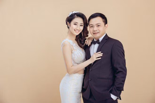 Đầu năm 2017, doanh nhân Doãn Văn Phương bất ngờ lên xe hoa cùng Hoa hậu Bản sắc Việt toàn cầu 2016 – Thu Ngân (SN 1996).