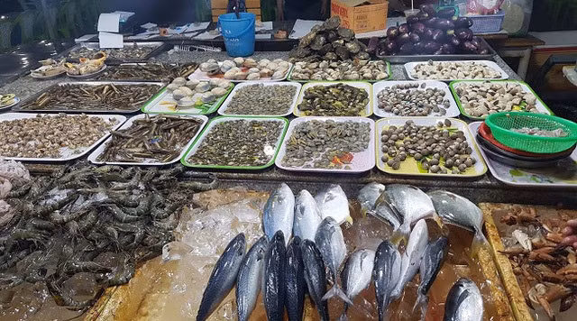 Ngoài ra, một số hải sản khác tại các chợ dân sinh cũng giảm khoảng 50% so với trước.