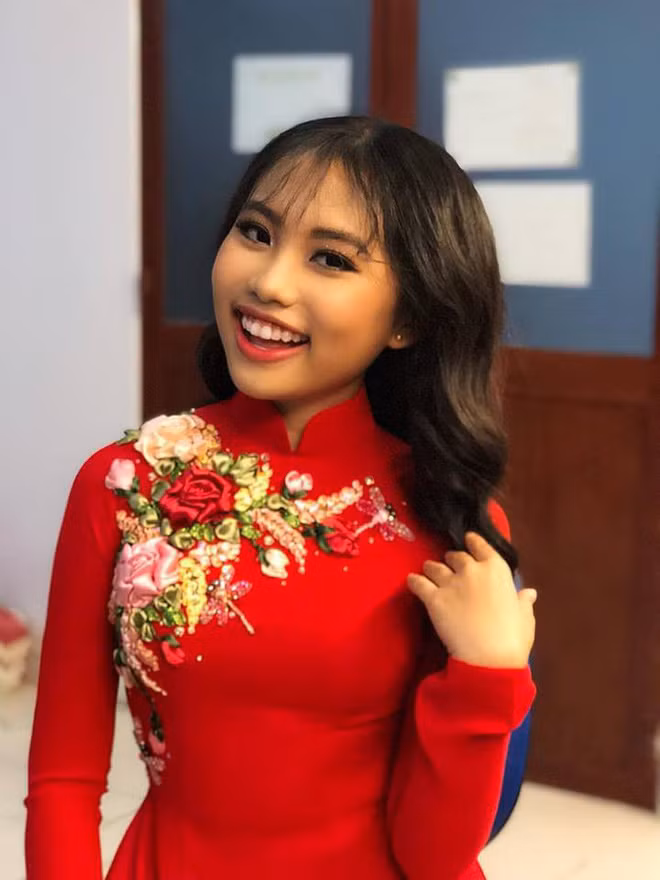 Ước tính, trung bình một tháng, ca sĩ nhí Phương Mỹ Chi có thể kiếm về vài trăm triệu. Ảnh: Thế giới trẻ.