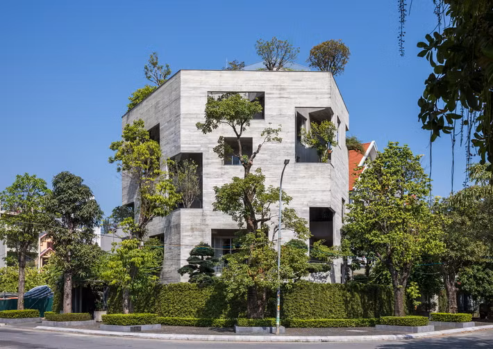 Tọa lạc tại thành phố Hạ Long (Quảng Ninh), ngôi biệt thự được kiến trúc sư Võ Trọng Nghĩa và các cộng sự thiết kế theo xu hướng kiến trúc bền vững, hài hòa với cảnh quan, mang đến không gian sống xanh mát như rừng cây nhiệt đới.