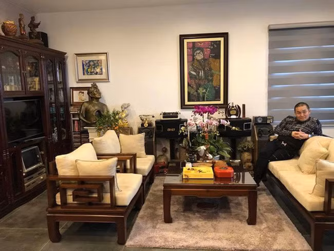 Vài năm trước, nghệ sĩ hài Xuân Hinh mua căn nhà ở phố Hàng Bông, Hà Nội với giá mà "dư luận đồn thổi" lên tới vài chục tỷ đồng.
