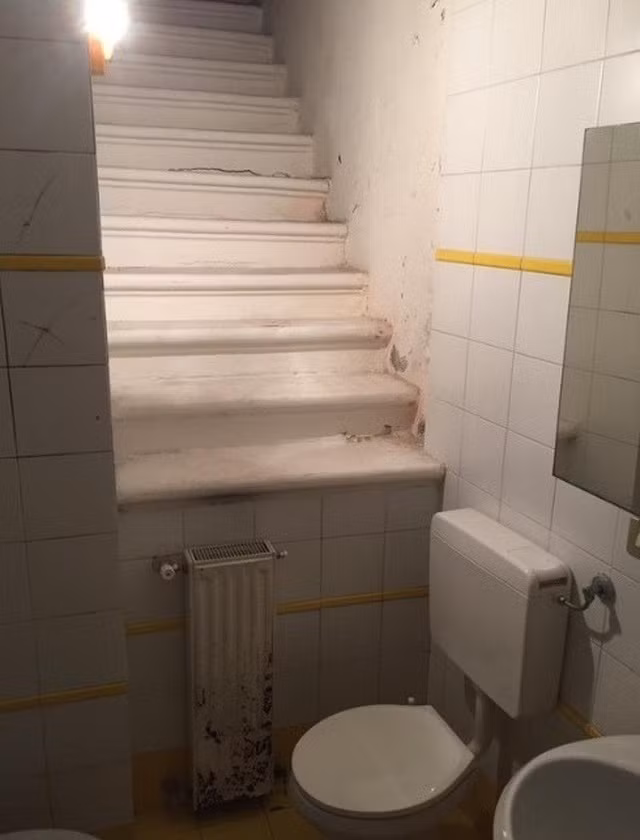 Chẳng ai ngờ cầu thang lại được thiết kế ngay trong nhà vệ sinh.