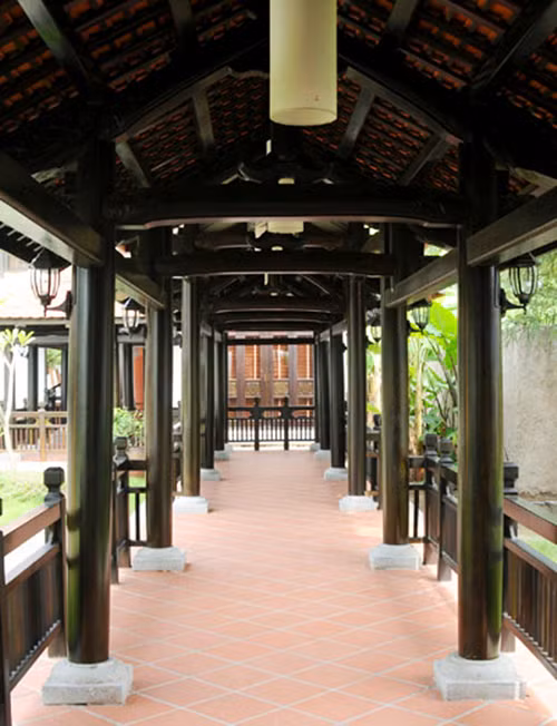Ngôi nhà gồm nhiều khu kiến trúc biệt lập nối với nhau bằng dãy trường lang, đồng thời bỏ hết các vách ngăn để không gian xanh ngoài vườn có thể tràn vào nhà. Ảnh: Vietnamnet.