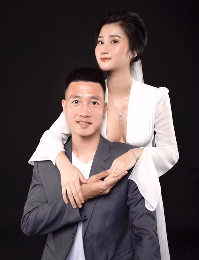 Mới đây trên trang cá nhân của mình, hot girl quê Hải Phòng đã khoe những bức ảnh cưới với chàng tiền vệ của ĐTQG Việt Nam thu hút nhiều sự chú ý của CĐM.