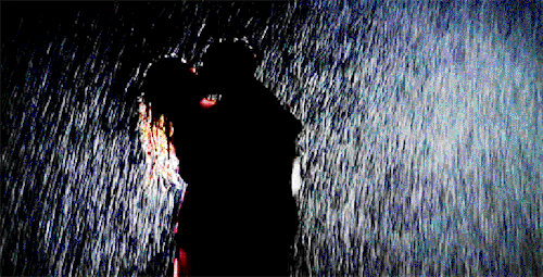 Nụ hôn dưới mưa.