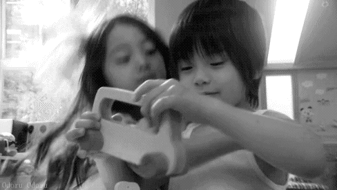 Nụ hôn hồn nhiên của trẻ nhỏ.