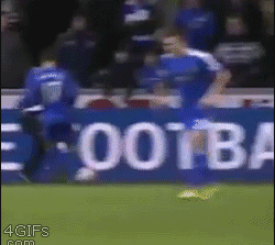 Đưa bóng đây cho tôi.