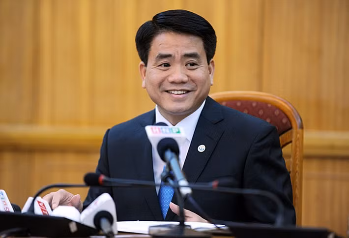 Trước đó, ngày 16-7, thiếu tướng Tô Ân Xô, Chánh Văn phòng Bộ Công an, cho biết cơ quan an ninh điều tra đã ra quyết định khởi tố vụ án " chiếm đoạt tài liệu bí mật Nhà nước " liên quan đến thành viên tổ thư ký, tài xế của chủ tịch UBND TP Hà Nội Nguyễn Đức Chung.