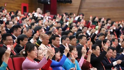 Đại hội đại biểu Đảng bộ TPHCM lần thứ I thông qua Nghị quyết với 30 chỉ tiêu phát triển