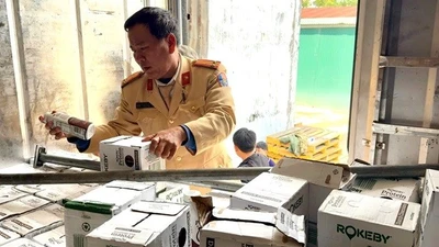 TP Huế: Liên tiếp phát hiện xe chở hàng hóa không rõ nguồn gốc