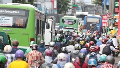 Áp lực giao thông quá tải, TP HCM hướng tới giãn dân khỏi lõi đô thị