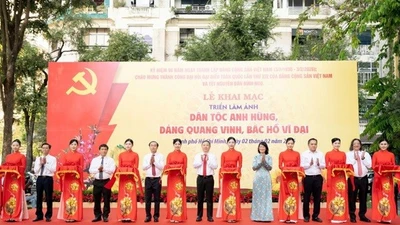 Khai mạc Triển lãm ảnh “Dân tộc anh hùng, Đảng quang vinh, Bác Hồ vĩ đại”