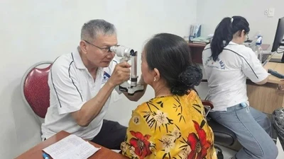 TP HCM: Khám mắt miễn phí và mổ thủy tinh thể cho người dân Côn Đảo
