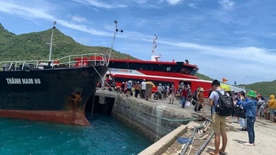 Người dân Côn Đảo được miễn phí dịch vụ cảng khi đi tàu