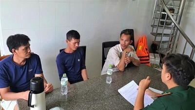 TP HCM: Lật úp sà lan tại vùng neo Vũng Tàu, 3 thuyền viên được cứu kịp thời