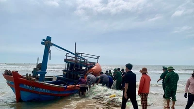 Bộ đội Biên phòng TP HCM cứu tàu cá bị sóng đánh chìm tại Hồ Tràm