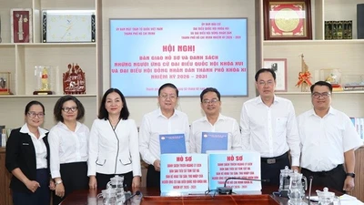 TPHCM bàn giao hồ sơ người ứng cử ĐBQH khóa XVI và HĐND Thành phố khóa XI