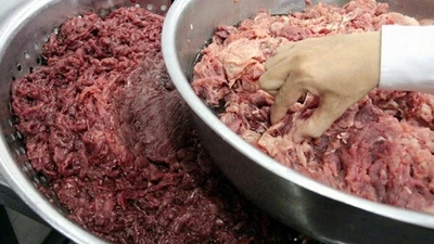 Hóa chất “phù phép” thịt heo thành thịt bò nguy hiểm ra sao?