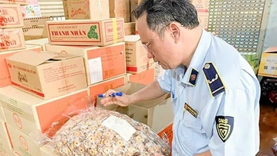 Đồng Nai thu giữ hơn 1,4 tấn bánh kẹo, mứt Tết không rõ xuất xứ
