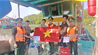 TP HCM: Tuyên truyền chống IUU đến từng tàu cá ở cảng Lộc An