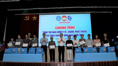 TP HCM trao tặng thẻ BHYT và quà Tết cho người dân khó khăn tại xã Hồ Tràm