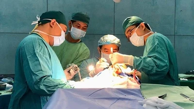 Trẻ nhỏ méo đầu sau sinh, bác sĩ cảnh báo “thời gian vàng” điều trị