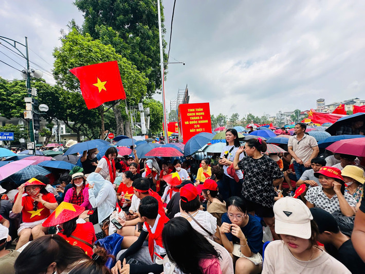 Hàng nghìn người dân "cắm chốt" chờ xem diễu binh A80.