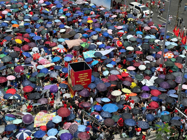 Khu vực đường Hùng Vương đã chật kín người dân đến giữ chỗ.