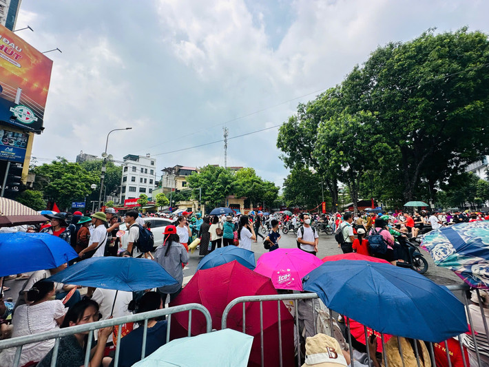 Hai bên đường Hùng Vương đã chật kín người dân và du khách đến chờ xem Lễ diễu binh, diễu hành kỷ niệm 80 năm Quốc khánh 2/9.