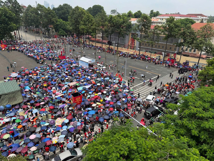"Biển người" đổ về khu đường Hùng Vương để chờ xem lễ diễu binh ngày mai.