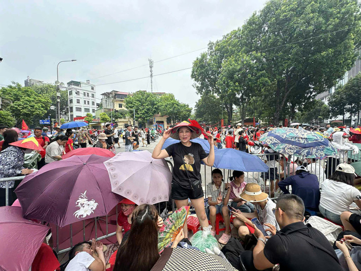 Chị Nguyễn Thị Hạnh, quê ở Chiêm Hóa (Tuyên Quang) cùng gia đình chờ tại phố Hùng Vương chia sẻ: “Tôi xuống Hà Nội từ hôm 31/8 để kịp xem diễu binh. Cảm giác háo hức lắm, từ đêm qua cả nhà đã mang theo đồ ăn nhẹ, ghế ngồi để giữ chỗ. Đây là dịp đặc biệt, tôi muốn các con được chứng kiến không khí thiêng liêng, tự hào của ngày Quốc khánh ngay giữa Thủ đô”.