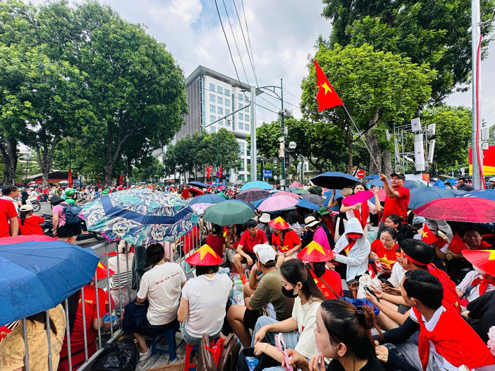 Mặc dù thời gian chờ đợi khá lâu nhưng ai cũng háo hức chờ đón ngày lễ trọng đại của dân tộc.