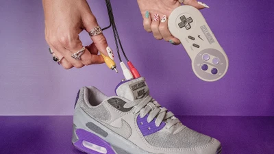 Đôi giày Nike kỳ dị tích hợp luôn máy Nintendo, đi mỏi thì dừng lại chơi game