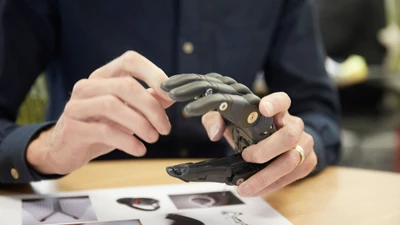 Bàn tay sinh học tích hợp AI giúp cầm nắm chính xác như tay thật