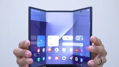 Samsung ra mắt TriFold, gập 3 mở ra rộng 10 inch, giá 66 triệu đồng
