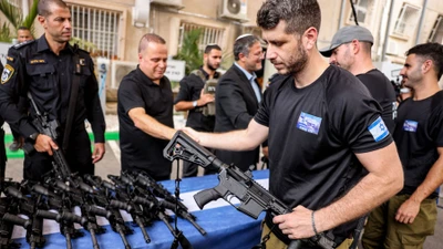 Israel làm điều chưa từng có là gửi súng về tận nhà cho lính dự bị