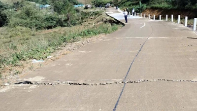 Nguy cơ sạt lở đất trên đồi gần làng Đăk Sun, Quảng Ngãi