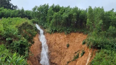 Sạt lở núi chắn đường độc đạo, 52 hộ dân tại xã Thanh Bồng bị cô lập