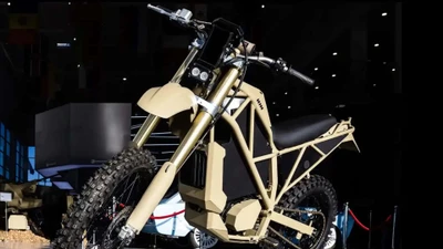 Thực ra Kalashnikov đã bước chân sang lĩnh vực xe máy từ năm 2020, không còn chỉ là nhà sản xuất vũ khí. Họ từng gây chú ý với các mẫu xe điện mang phong cách cổ điển như Izh-49. Nhưng đến tháng 12/2025, hãng chính thức nâng cấp dòng Izh Enduro, biến nó thành một nền tảng linh hoạt đúng nghĩa, hướng mạnh vào nhu cầu quân sự nhưng vẫn mở cửa cho người dùng dân sự.