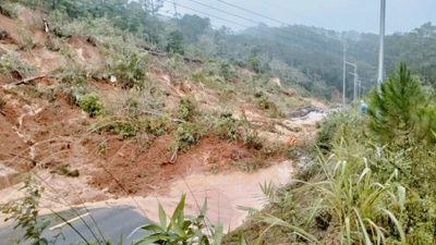 Quốc lộ 24 bị chia cắt do sạt lở đất đá sau mưa lớn