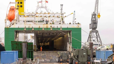 Quân đội Anh huy động 9 công ty vận tải biển bù đắp thiếu hụt hậu cần