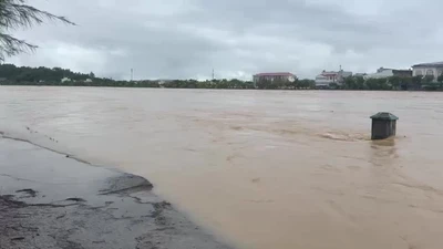 Quảng Ngãi ứng phó mưa lũ, giải cứu người dân và đảm bảo an toàn giao thông