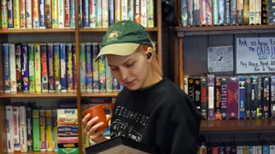 Băng VHS đột nhiên trở lại gây sốt trời Tây, giá cao chót vót